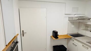 Kühlschrank, Ofen, Herdplatte, Wasserkocher mit Kaffee-/Teezubehör