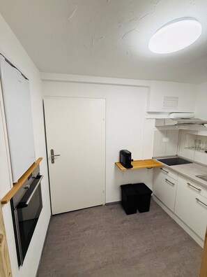 Jääkaappi, uuni, liesi, kahvin-/teenkeitin