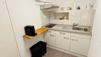 Fridge, oven, stovetop, coffee/tea maker