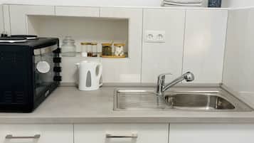 Kühlschrank, Ofen, Herdplatte, Wasserkocher mit Kaffee-/Teezubehör