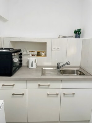 Jääkaappi, uuni, liesi, kahvin-/teenkeitin