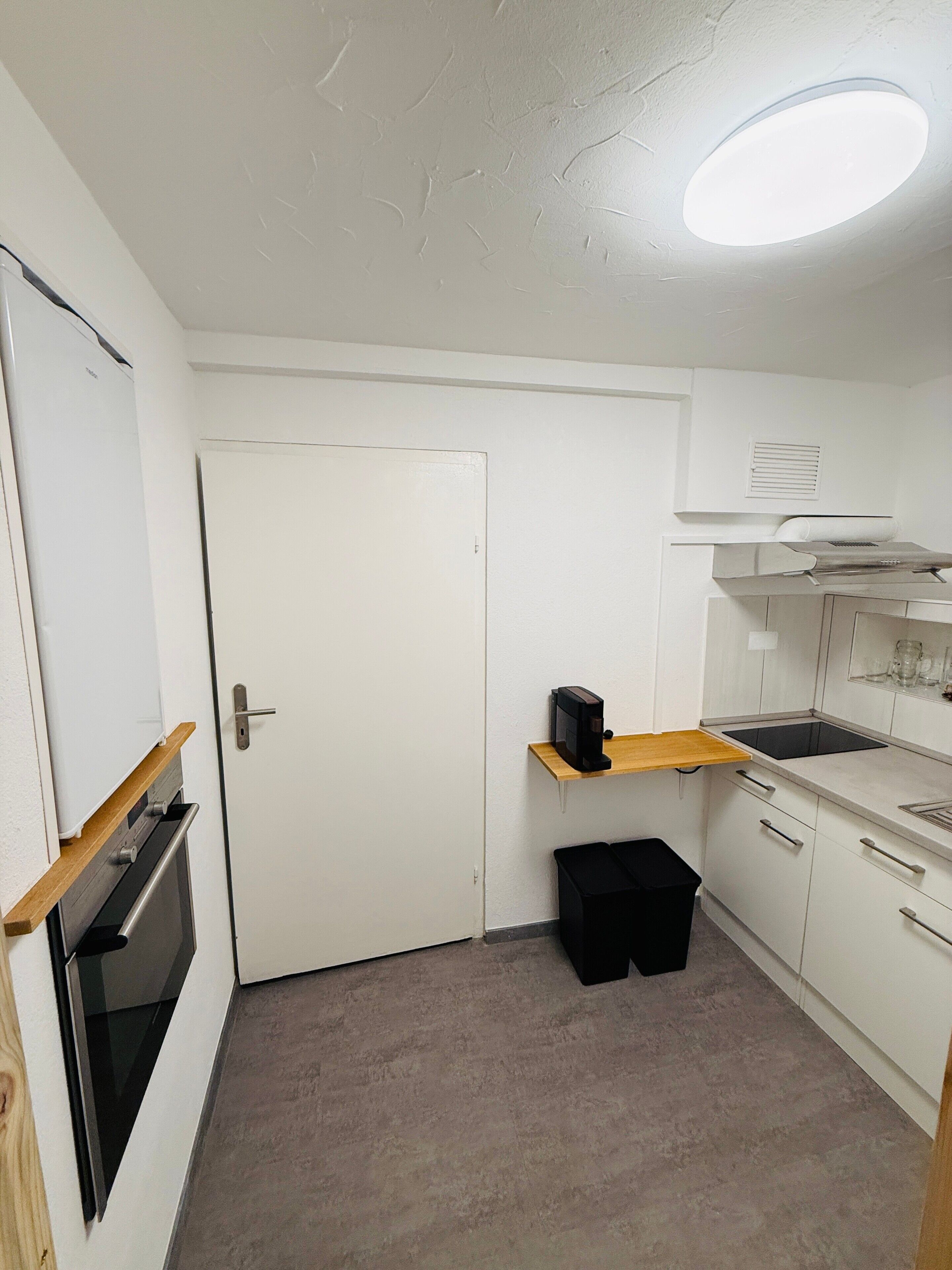 Kjøleskap, ovn, kokeplater og kaffetrakter/tekoker