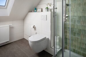 Een douche, een haardroger, handdoeken