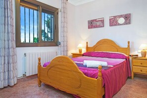 4 bedrooms, iron/ironing board, free WiFi