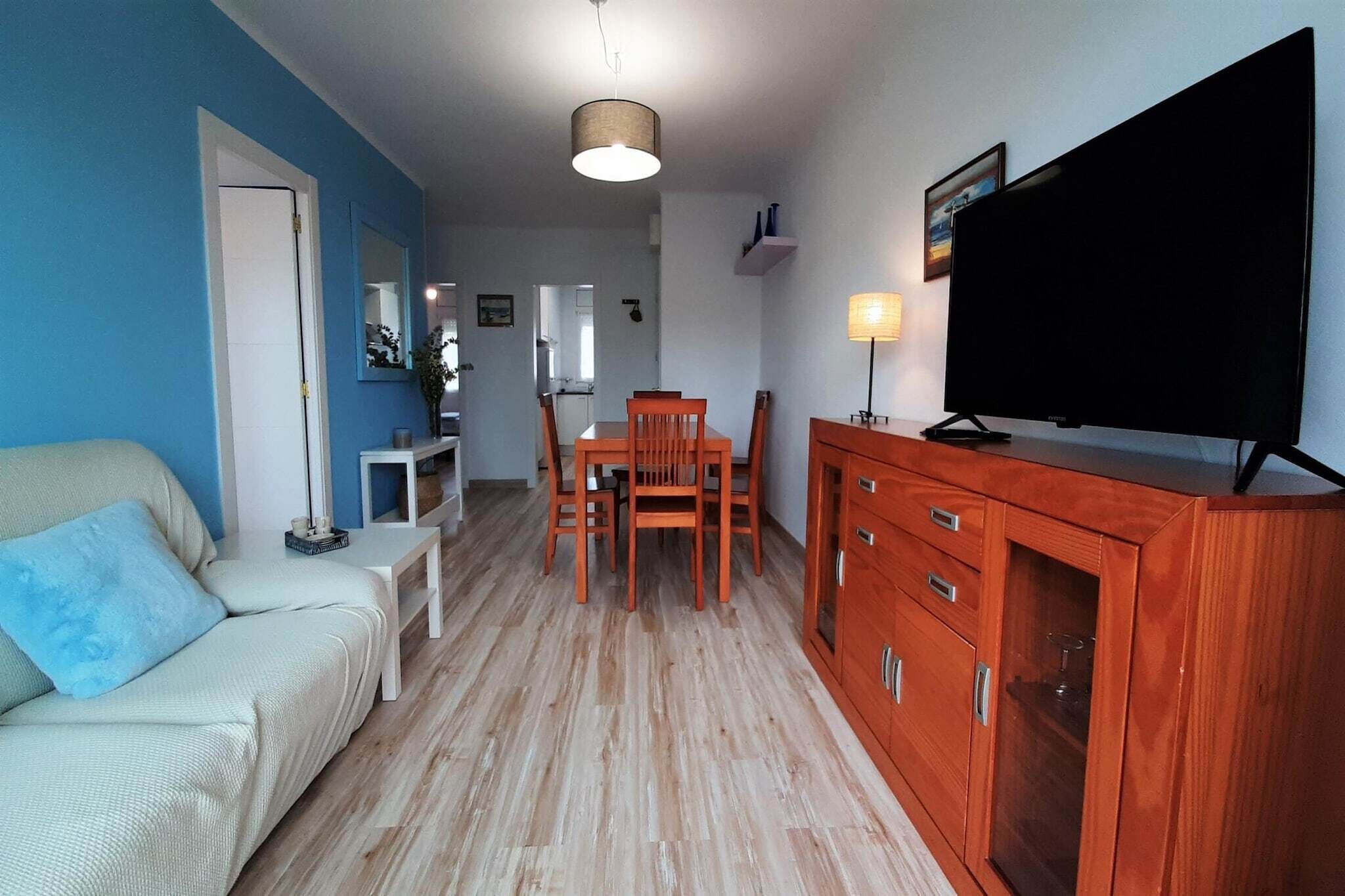 Televisión y chimenea 