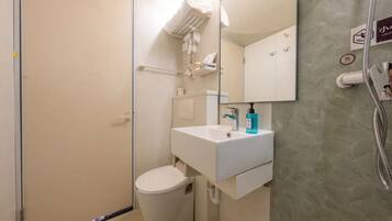 Basic Double Room | Bathroom | Shower, free toiletries, hair dryer, towels