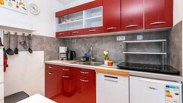 Kühlschrank, Mikrowelle, Ofen, Herdplatte