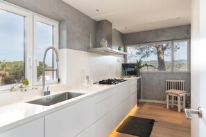 Køleskab, mikrobølgeovn, ovn, kogeplade