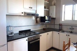 Frigorifero, microonde, forno, piano cottura