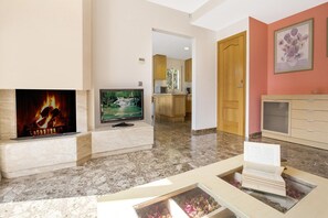 TV, fireplace