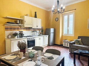 Ofen, Toaster, Hochstuhl, Esstisch