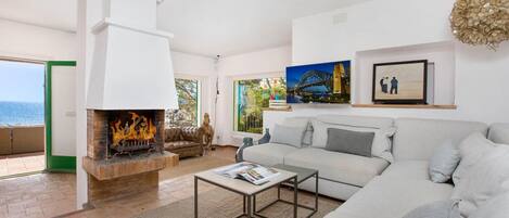 Télévision, cheminée