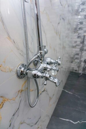 Dobbeltrom – deluxe, terrasse, hageutsikt | Bad | Dusj, toalettartikler (inkludert), tøfler og håndklær