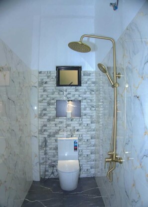 Chambre Double Deluxe, patio, vue jardin | Salle de bain | Douche, articles de toilette gratuits, chaussons, serviettes fournies