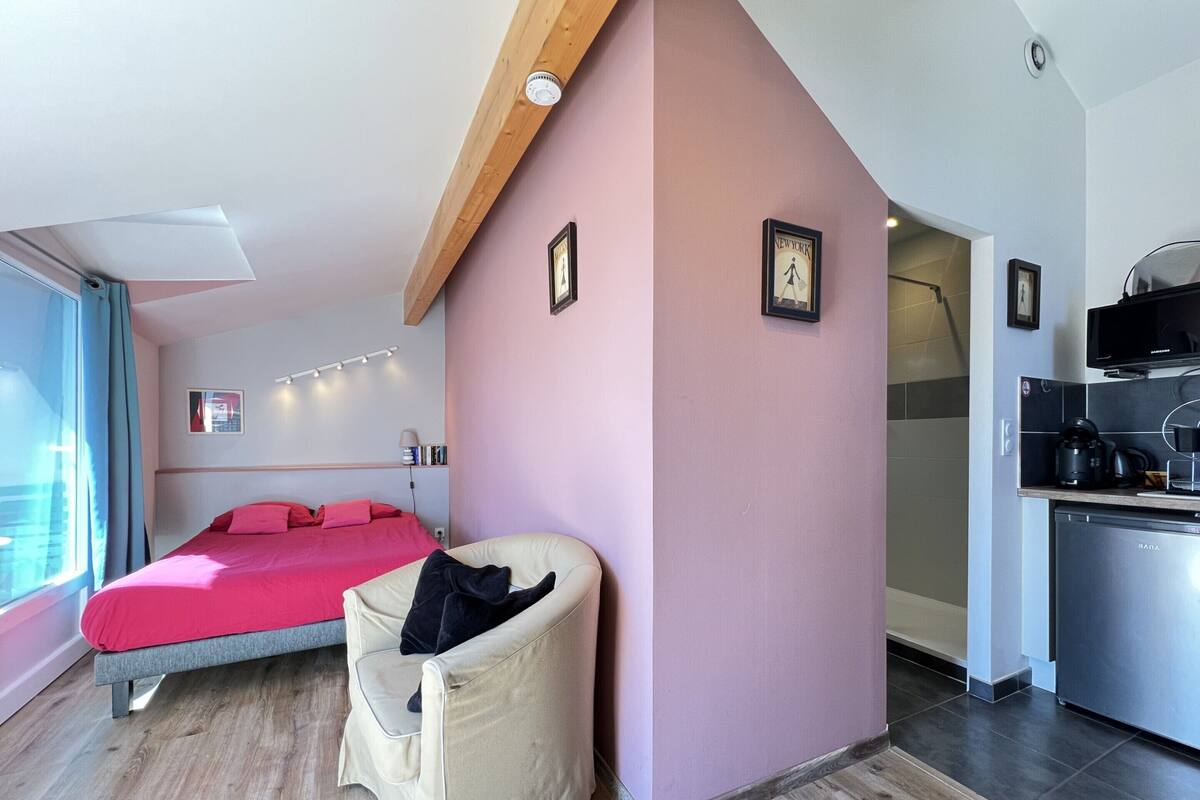 1 bedroom, bed sheets
