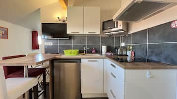 Classic House, 1 Bedroom | Private kitchen | Fridge, microwave, coffee/tea maker, electric kettle