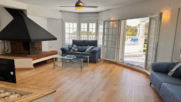 Smart-tv en een open haard