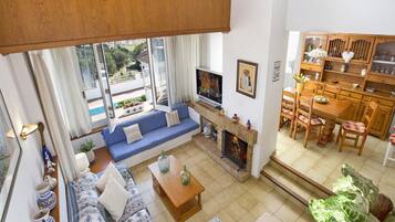 Smart-tv en een open haard