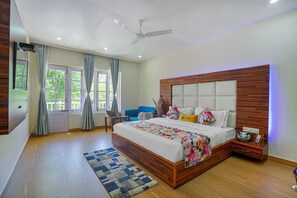 Rom – premium, fjellutsikt | Skrivebord, lydisolert og wi-fi (inkludert)