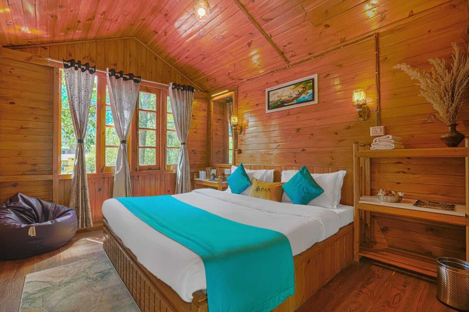 Family Room | Desk, soundproofing, free WiFi