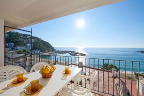 Outdoor dining - Apartment in Llafranc with Sea Views (Llafranc)