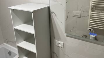 Dusj, hårføner, bidé og håndklær