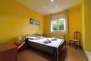 4 bedrooms, iron/ironing board, free WiFi