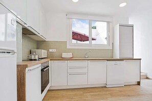 Køleskab, mikrobølgeovn, ovn, kogeplade