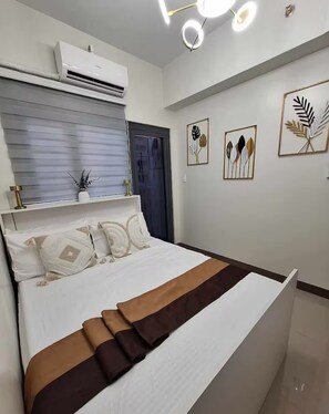 2 bedrooms, iron/ironing board, WiFi, bed sheets