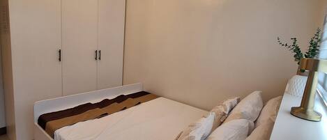 2 bedrooms, iron/ironing board, WiFi, bed sheets