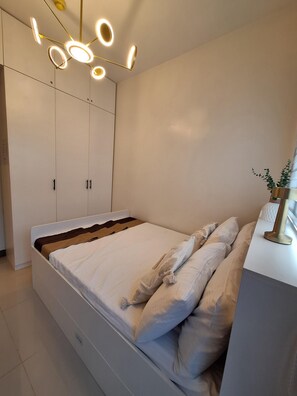 2 bedrooms, iron/ironing board, WiFi, bed sheets