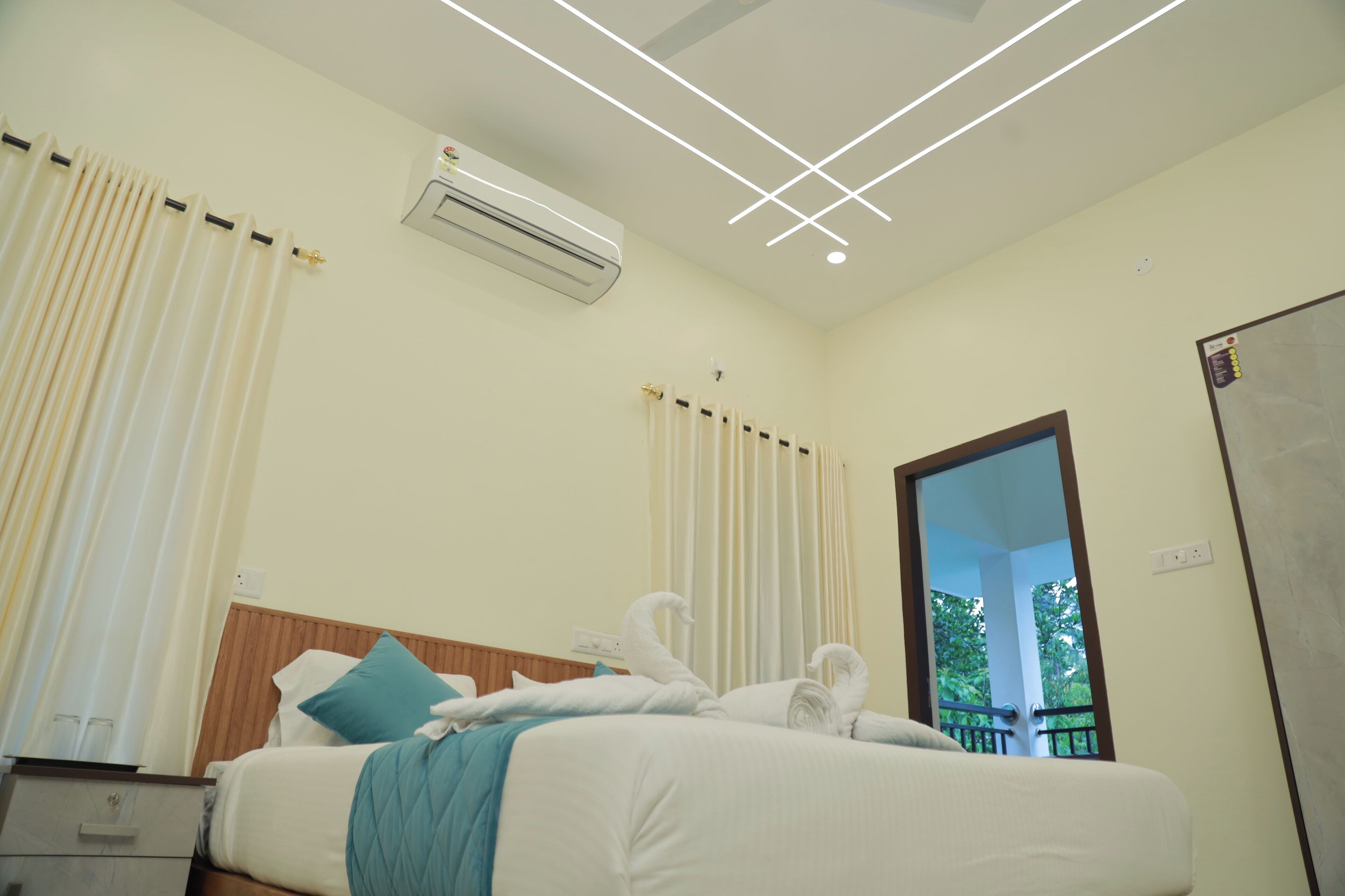 行政客房 | 客房內保險箱、書桌、筆電工作空間、免費無線上網