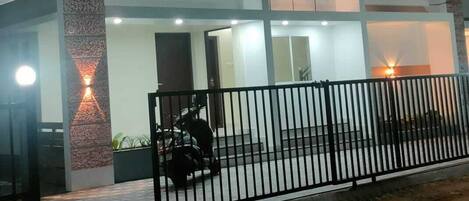 Vista frontal de la propiedad