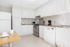 Køleskab, mikrobølgeovn, ovn, kogeplade