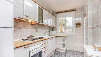 冰箱、微波炉、烤箱、炉灶