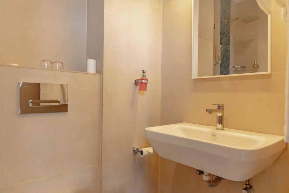 Badkamer | Een douche, een haardroger, een bidet, handdoeken