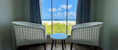 Deluxe Double Room, Sea View | Peti besi dalam bilik, meja, ruang kerja komputer riba, kalis bunyi