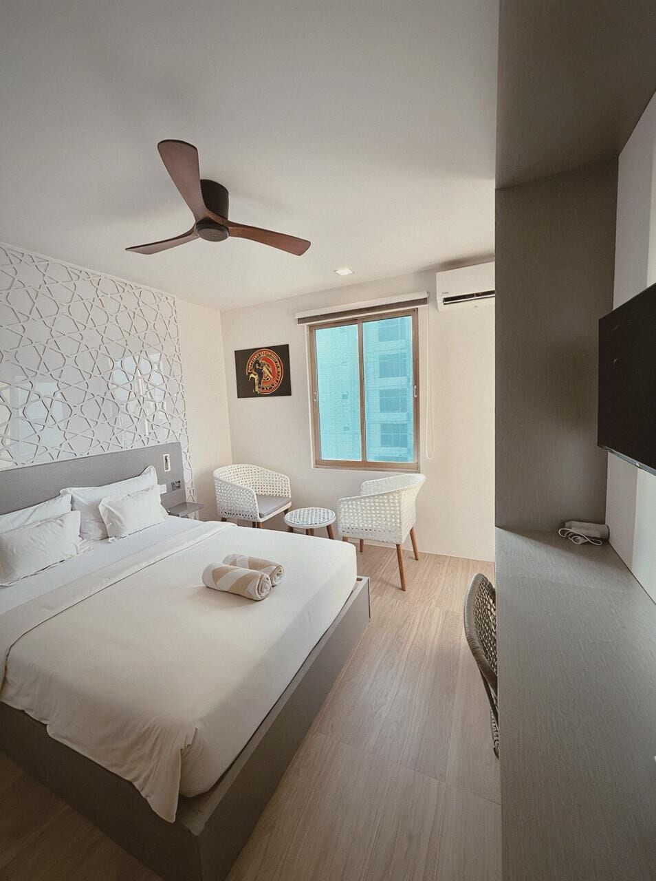 Quarto casal luxo, vista para a cidade | Cofres nos quartos, escrivaninha, espaço de trabalho para notebook