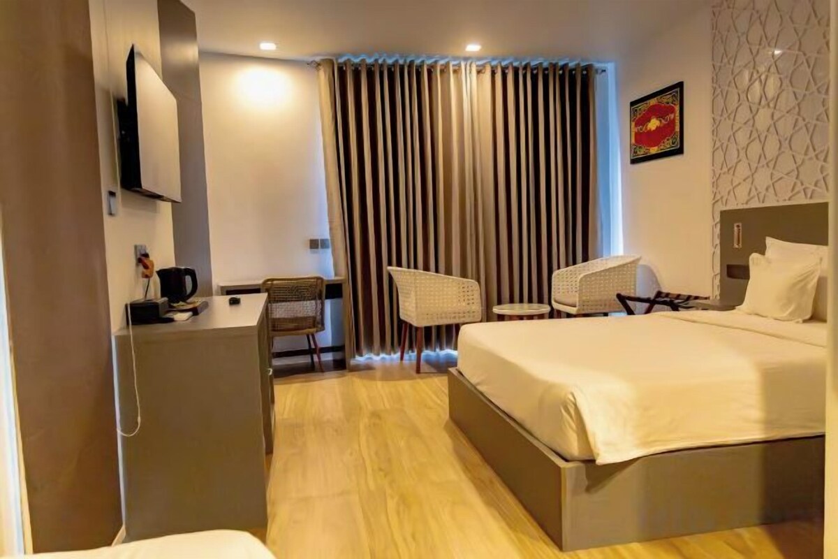 In-room safe, desk, laptop workspace, soundproofing