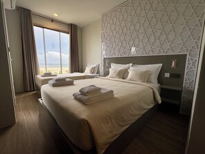 Habitación triple familiar, vistas al mar | Caja fuerte, escritorio, espacio para trabajar con un portátil