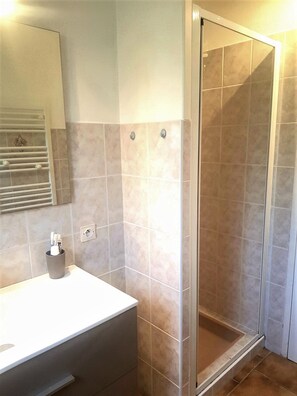 Shower, hair dryer, soap - Quiet vacation home near the beach (Dolus-d'Oléron)