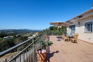 Outdoor dining - Villa on Costa Brava with Pool & Sea Views (Lloret de Mar)