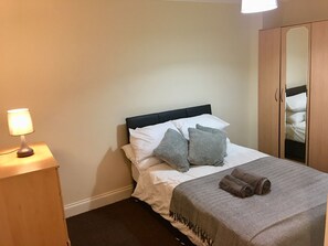 5 bedrooms, WiFi, bed sheets - Gatwick/ Redhill Bedroom in Residential area (Redhill)