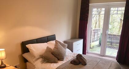 Gatwick/ Redhill Bedroom in Residential area