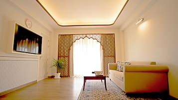 Ananta Suite with Hill View and Balcony | Egyptian cotton sheets, premium bedding, minibar, desk