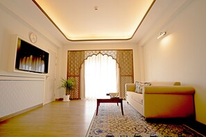 Egyptian cotton sheets, premium bedding, minibar, desk - Bhagirathi By Atishay (Haridwar)