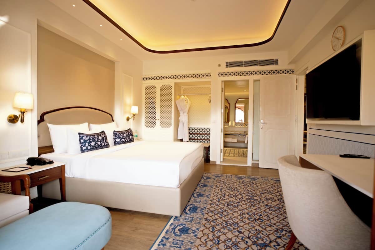 Familien-Studiosuite, 1 King-Bett, Balkon, Hügelblick | Bettwäsche aus ägyptischer Baumwolle, hochwertige Bettwaren, Minibar