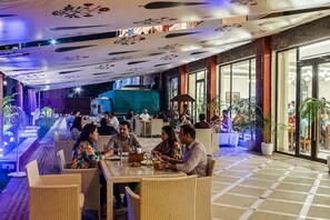 تناول الطعام بالخارج