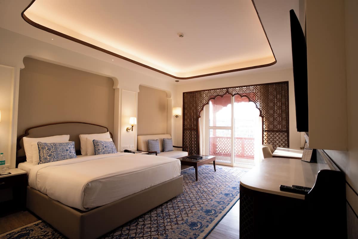 Jalrupa King with Balcony & Ganga view | Bettwäsche aus ägyptischer Baumwolle, hochwertige Bettwaren, Minibar