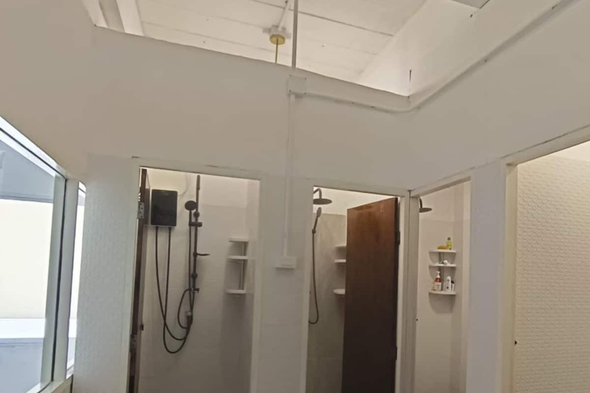 Dusch, gratis toalettartiklar, handdukar och tvål